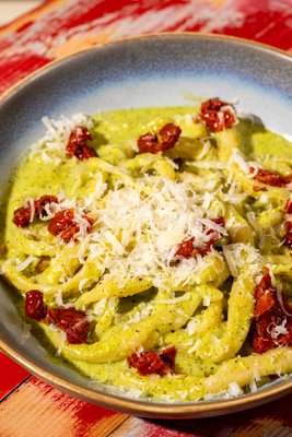 Pici with pistachio pesto – homemade pici pasta with toasted pistachio and basil pesto, pecorino and sun-dried tomatoes – Amiata Tuscan restaurant Prague